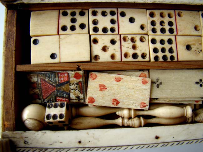 A fine Napoleonic Prisoner-Of-War Bone Games Box circa 1795-1815 — image 4